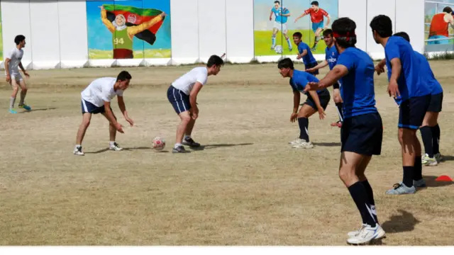 افغان لوبغاړي اوږه په اوږه له ایتلافي ځواکونو سره، چې د بریتانیا، امریکا، استرالیا او فرانسې پوځي لوبغاړي پکې وو، راووتل. کابل کې د رګبي ګرانه خو خوندوره لوبه.