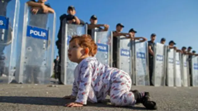 ဒုက္ခသည်တွေ စီးဝင်တာကြောင့် ခရိုအေးရှားက နယ်စပ်ဂိတ်တချို့ ပိတ်ထား