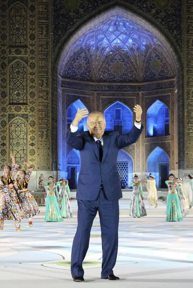 اسلام کریموف د ۱۹۳۸ کال په جنورۍ میاشت کې وزېږېد او د یتیمانو په یوه مرکز کې لوی شو