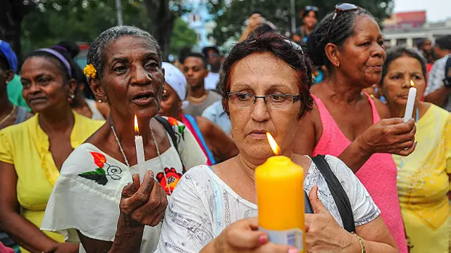 Fieis marcham em procissão à Virgem da Caridade, padroeira de Cuba