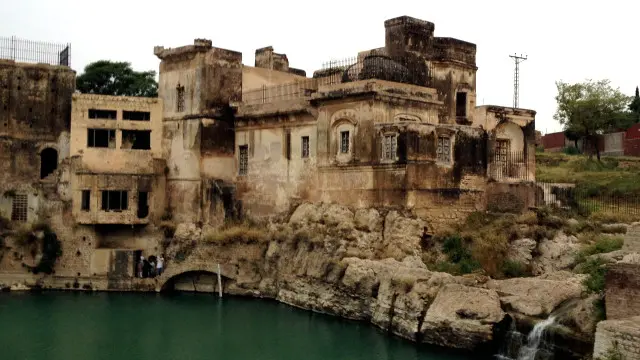 سکندر کے زمانے سے آئے ہوئے قافلے کو شیِو دیوتا کے اس طلسماتی قلعے نے اپنے اندر کھینچ لیا