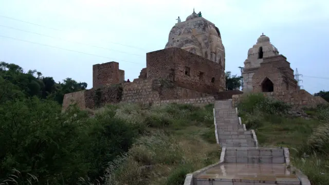 پتھریلی محرابوں والے وقت زدہ مندر، ابر آلود شام اور ان سب پر ایک دبیز خاموشی۔کٹاس راج نے جیسے سب کو ہپناٹائز کر دیا تھا