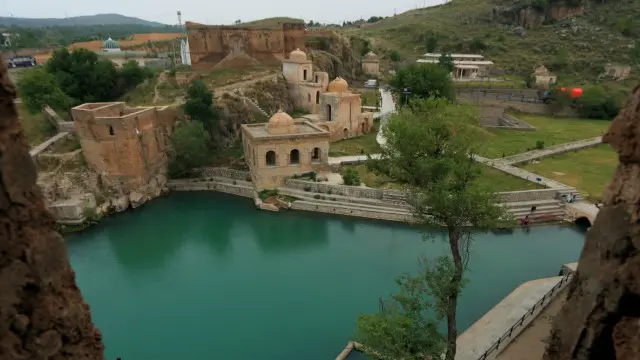 ویدوں کے مطابق، یہ جھیل ستی دیوی کی موت پر شِیو کے آنسوؤں سے بنی اور آج تک بھری ہوئی ہے