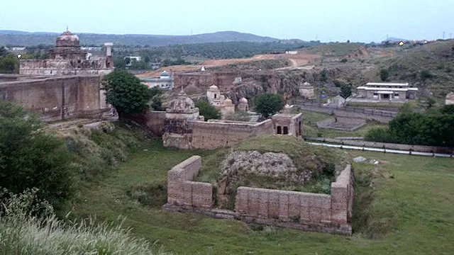 پہاڑی گاؤں سیمنٹ فیکٹریوں کے درمیان ایک حبس زدہ، سہما ہوا سا بچہ دکھائی دے رہا تھا