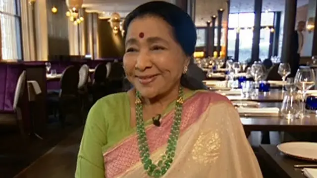 گلوکاری کے ساتھ آشا بھوسلے ایک کامیاب کاروباری شخصیت بھی ہے اور وہ بھارت اور بھارت سے باہر دس ریستورانوں کی مالکن ہیں