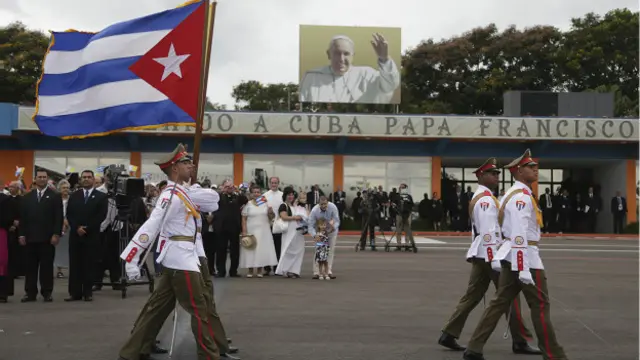 El primer papa latinoamericano fue recibido con honores de jefe de Estado y también con vítores de los fieles que se acercaron al aeropuerto para saludar al pontífice.