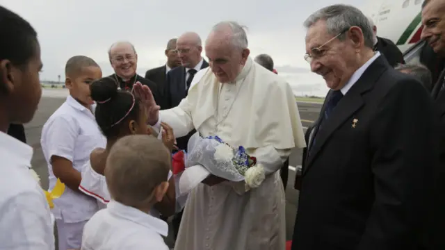 Papa Francisco e Raúl Castro | Foto: AP