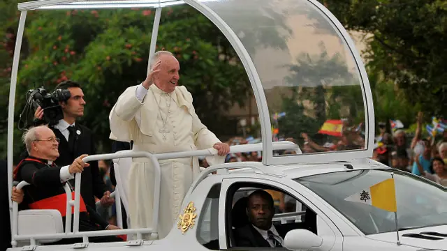 La comitiva papal recorrió por carretera los 18 kilómetros que separan el aeródromo de La Habana de la Nunciatura, donde se aloja el pontífice.
