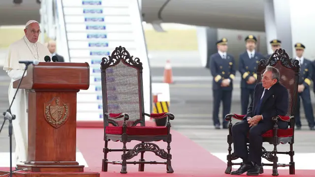 教皇下飞机之后发表讲话,古巴领导人卡斯特罗也在现场。