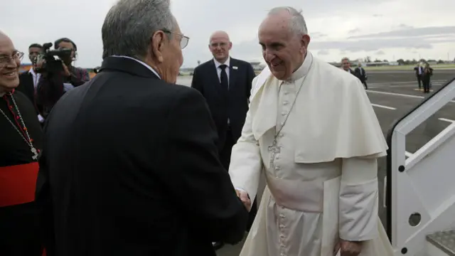 Raúl Castro le dio una "calurosa bienvenida" al papa Francisco en nombre del pueblo cubano.
