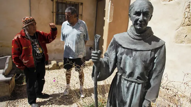 Ông Tony Cerda (trái), phản đối việc phong thánh cho Giáo sỹ Junipero Serra