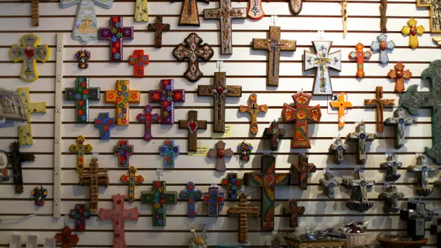 Sus partidarios defienden que apoyó a los nativos americanos, introduciendo el ganado y los cultivos en sus tierras, mientras que sus detractores le acusan de ser parte del sistema colonizador español y oprimir a los indígenas.