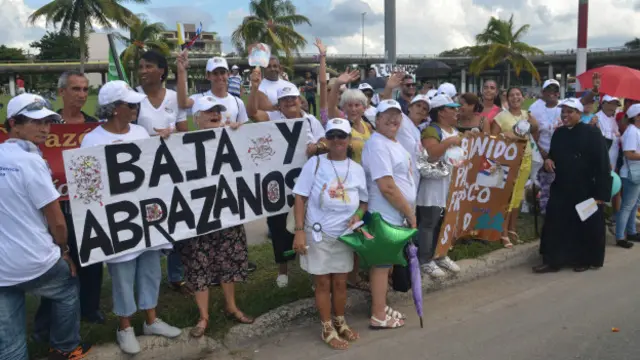 Un grupo de personas esperan para ver al papa Francisco