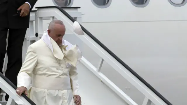Un soplo de aire hizo volar el solideo del papa.