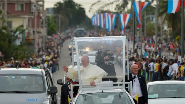 Em carro aberto, papa Francisco percorre caminho no sábado entre o aeroporto e a embaixada do Vaticano em Havana. Passagem foi vista por 100 mil pessoas, segundo a Santa Sé