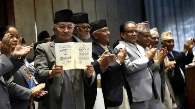 विपक्षमा रहँदै आएको राप्रपा नेपालका सभासद्सहितको ५ सय ३७ सभासद्ले हस्ताक्षर गरेको संविधानलाई सभाध्यक्ष सुवास नेम्वाङ्ले प्रमाणिकरण गरेका थिए। 