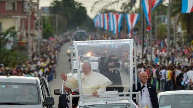 Тисячі людей вітали понтифіка