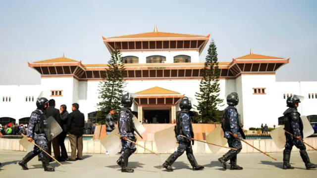 राजनीतिक दलहरुबीच मतभेद माझ नयाँ वर्षको सुरुमै भूकम्प गएपछि बसेका दलहरुको बैठक सहमति उन्मुख देखिन्थ्यो। त्यसपछि प्रमुख ४ राजनीतिक पक्षले १६ बुँदे सम्झौता गरेपछि संविधान निर्माणको प्रक्रियाले गति लिएको थियो। त्यसयता देशका विभिन्न भागमा सीमांकनको विरोधमा प्रदर्शनहरु भए पनि कडा सुरक्षामाझ मस्यौदा संविधानका प्रावधानमाथि दफावार छलफल भएको थियो।