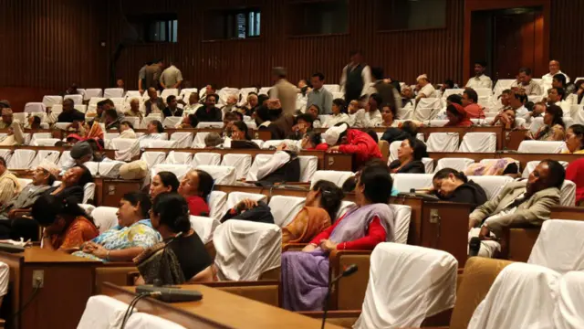 पहिलो संविधानसभाको म्याद पटकपटक थपेर चार वर्ष बनाए पनि अन्तत: उक्त संविधानसभा संविधान जारी गर्न विफल भइ विघटन भएको थियो। 