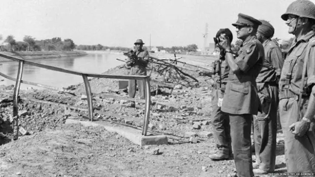 इच्छोगिल नहर के किनाारे सेनाध्यक्ष जनरल चौधरी के साथ कर्नल हेड.