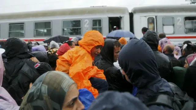 خو په دا وروستیو کې زرګونه کډوال چې زیاتره یې د سوریې او عراق وګړي دي پرته له نوم لیکنې له هنګري نه په تېردو سره اتریش او جرمني ته تللي دي