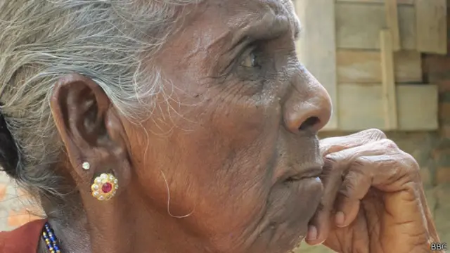 බෝම්බ වලට අහු වෙලා එළුවො හරක් මැරෙනව. අපි ගෙවන්නෙ කරුම ජීවිතයක්