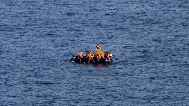 Обычно мигранты отправляются в долгий путь на надувных лодках