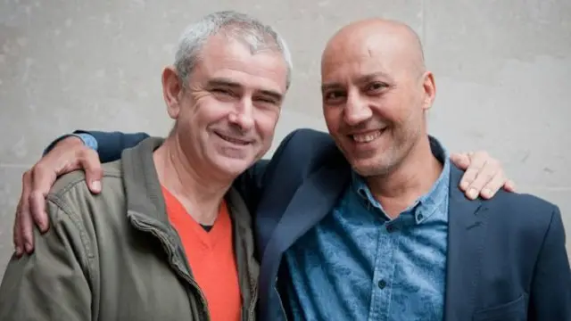 شون مكاليستر (إلى اليسار) وعامر داوود (إلى اليمين)