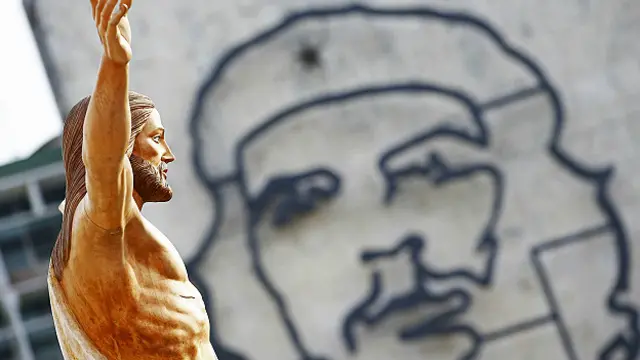 Cristo frente al Ché Guevara