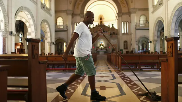 Hombre en iglesia en Cuba