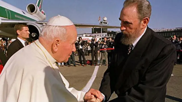 Fidel Castro recibió al papa Juan Pablo II en 1998.