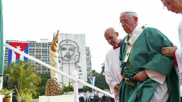 Buổi thánh lễ diễn ra cạnh hình của Che Guevara 