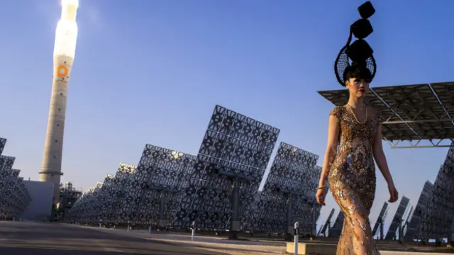 جما سولار در اندلس اسپانیا از مجموعهای از صفحات خورشیدی و آینههای بزرگ تشکیل شده بصورت مدور در کنار هم قرار دارند. این آینهها با متمرکز کردن انرژی خورشید میتوانند دمای را به هزار درجه برسانند. جما سولار اولین نیروگاه خورشیدی 24 ساعته دنیاست چون انرژی خورشید را در نمک گداخته ذخیره میکند و در زمانی که افتاب نیست آزاد میکند.