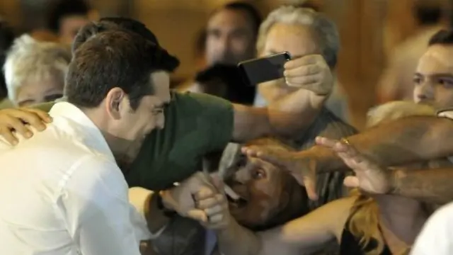Tsipras es ovacionado por sus seguidores a la llegada a la sede de su partido.