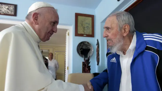 Giáo hoàng Francis và ông Castro đã tặng sách cho nhau