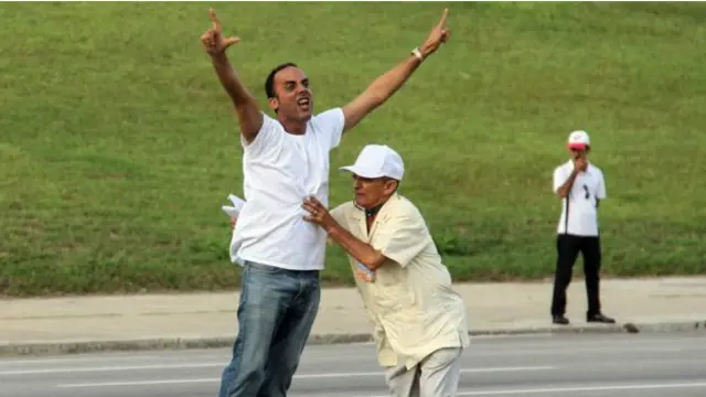 Tres disidentes fueron arrestados en los alrededores de la plaza por tratar de entregar panfletos. 