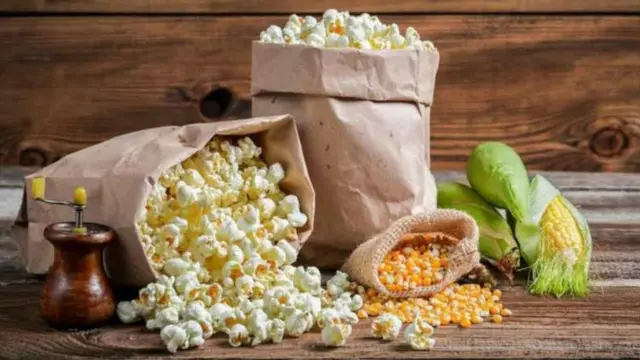 کله چې جوار په اېشول شویو غوړیو کې واچول شي، نو پولۍ ترې جوړېږي، او د کوچنیانو او لویانو دواړو زړونه ورته کېږي.