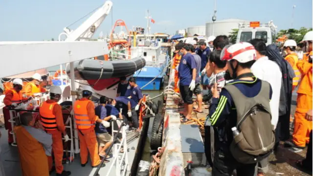 Lực lượng cứu nạn đưa thi thể ngư dân lên bờ (ảnh của báo Tuổi Trẻ)