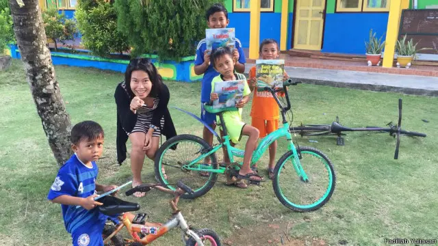 Tidak seperti pelancong pada umumnya, Fadillah Yuliasari selalu membawa buku untuk anak-anak. 