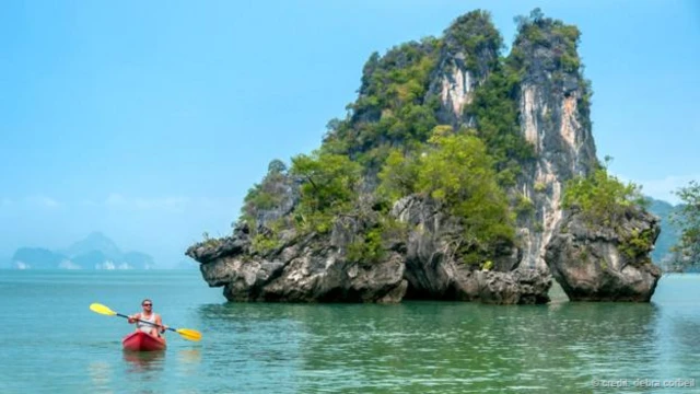 夜间乘坐独木舟探索泰国克拉比（Krabi）附近的小岛。（图片来源：戴夫.鲍斯科尔）