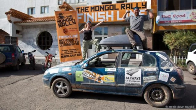 在蒙古国乌兰巴托蒙古拉力赛终点线庆祝胜利（图片来源：戴夫.鲍斯科尔）