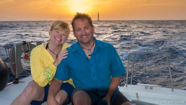 在希腊圣托里尼群岛的落日下乘坐帆船航行（图片来源：戴夫.鲍斯科尔）