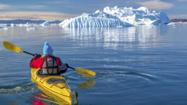 在格陵兰岛西部帕缪特（Paamiut）附近冰冻的海水中泛舟（图片来源：戴夫.鲍斯科尔）
