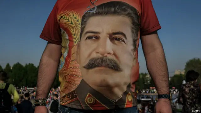 Các kết quả thăm dò dư luận cho thấy ngày càng nhiều người Nga coi Stalin là anh hùng thay vì là một tên bạo chúa