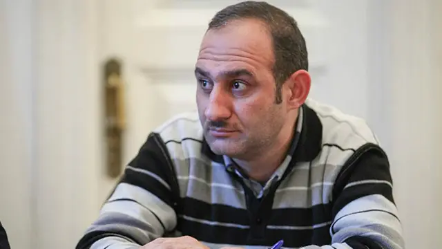 Natiq Cavadlı17 illik jurnalist fəaliyyəti boyunca bir neçə dəfə fiziki zorakılığa, təhqirlərə və polis dindirmələri hallarına məruz qaldığını bildirir