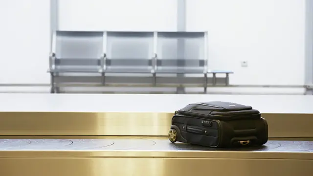 Невостребованный чемодан на багажной ленте