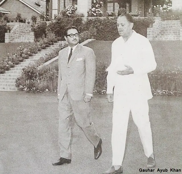 अलताफ़ गौहर इस तस्वीर में पाकिस्तान के राष्ट्रपति अयूब ख़ान के साथ चहलकदमी करते हुए नज़र आ रहे हैं.