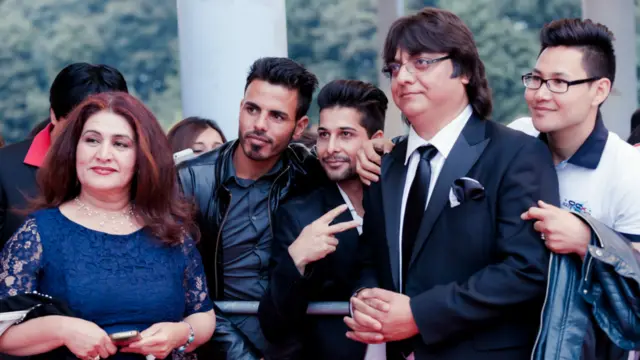 له افغانستانه فرهاد دریا، اریانا سعید، شفیق مرید، الیاس شهنا او همایون سخي په ګډون کونکو کې شامل وو.