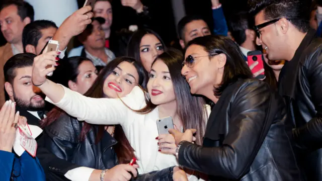 د ایران د سندرغاړو مشهوره جوړه کامران او هومان له خپلو مینه والو سره د سیلفي اخیستلو پر مهال. دوی د سږ کال تر ټولو غوره ګډ هنرمندان ونومول شول.