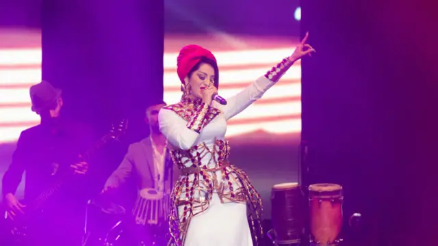 د تاجکستان سندرغاړې شبنم ثریا د خپل هنر ننداره وړاندې کوي.